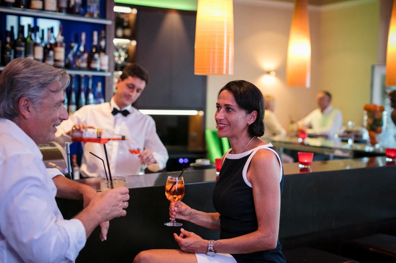 Hotel Bayerischer Hof Λιντάου Εξωτερικό φωτογραφία A woman drinking a cocktail