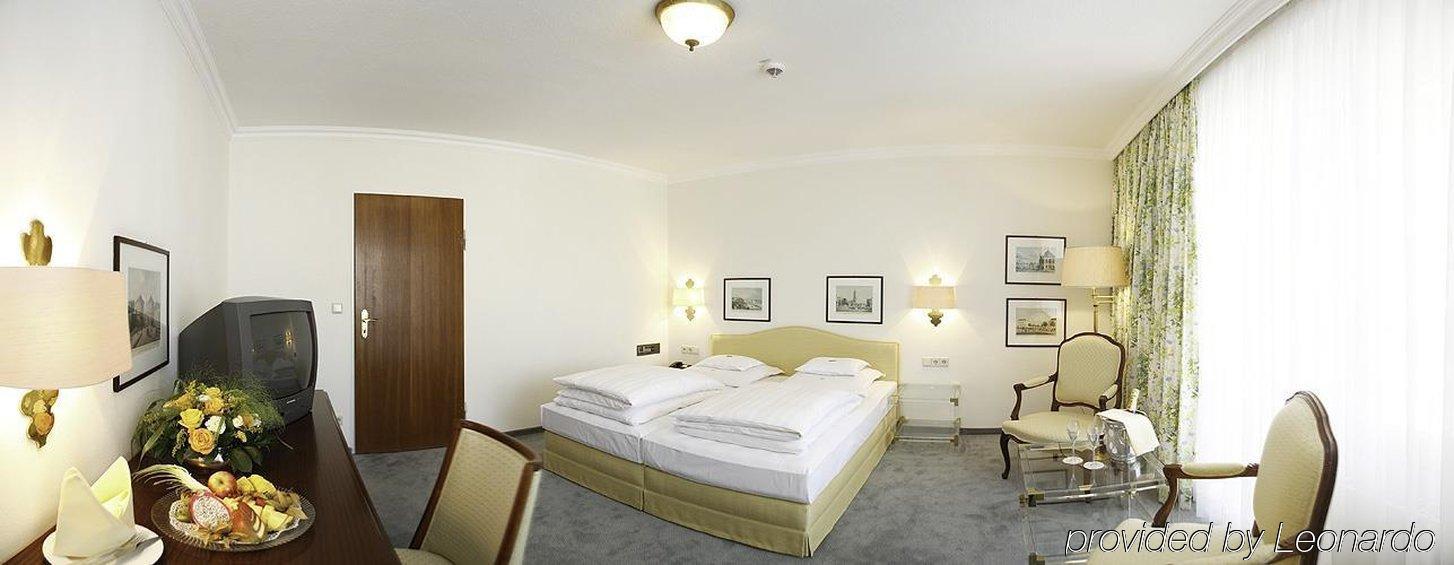Hotel Bayerischer Hof Λιντάου Δωμάτιο φωτογραφία A typical hotel room