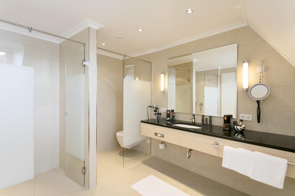 Hotel Bayerischer Hof Λιντάου Εξωτερικό φωτογραφία A bathroom in a hotel