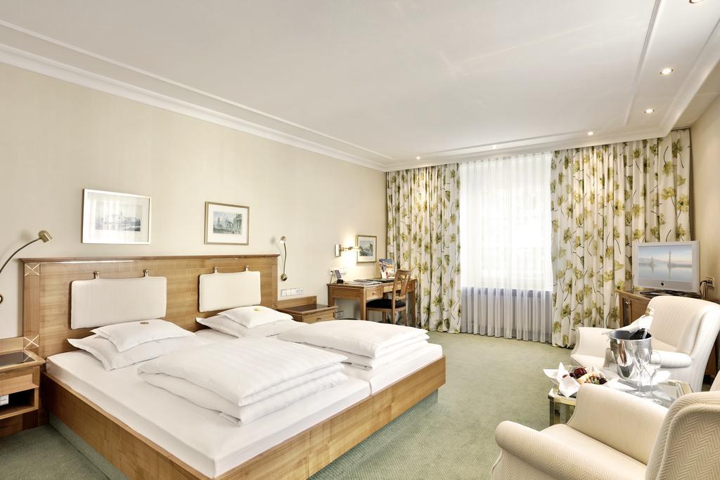 Hotel Bayerischer Hof Λιντάου Εξωτερικό φωτογραφία A typical room at the Hotel Axelmannstein