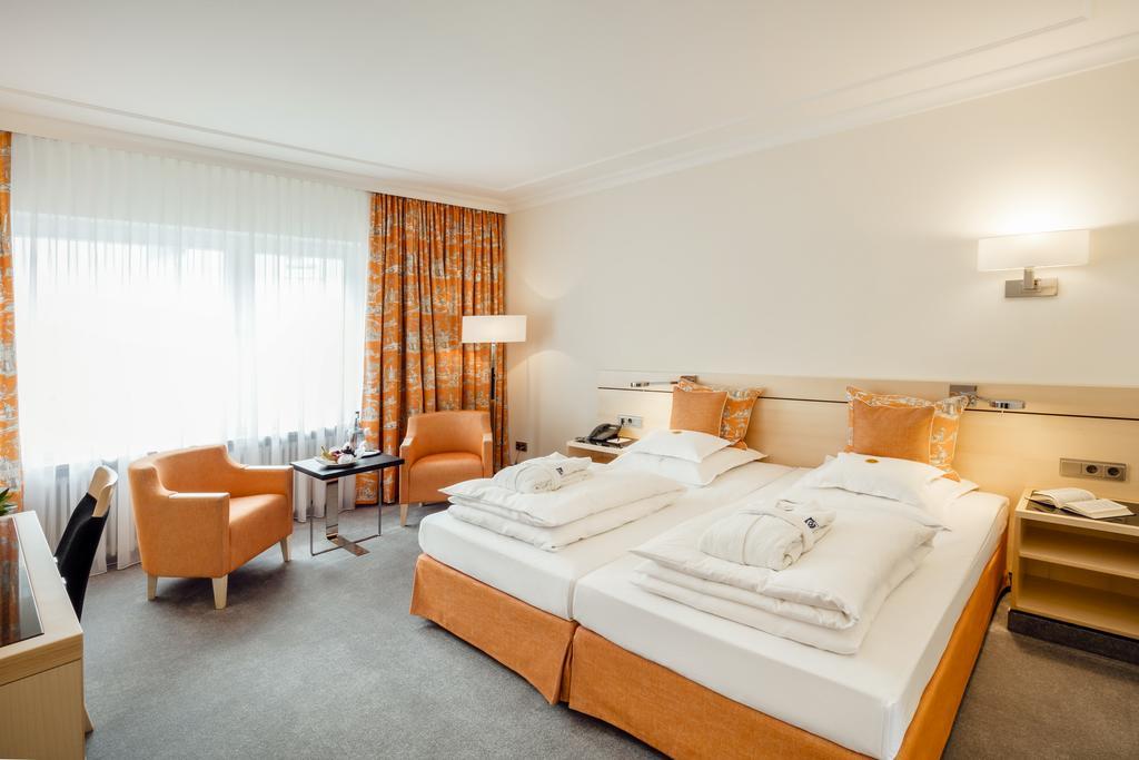 Hotel Bayerischer Hof Λιντάου Εξωτερικό φωτογραφία A typical hotel room