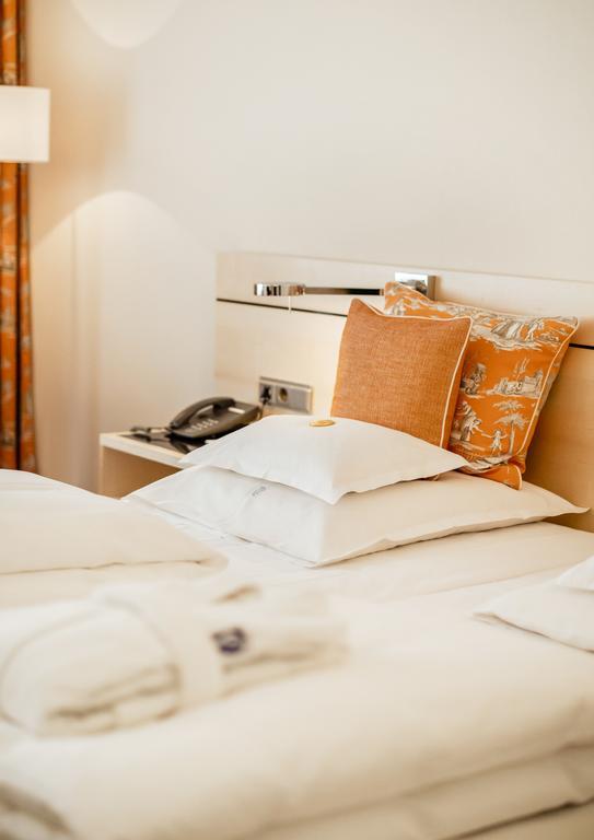 Hotel Bayerischer Hof Λιντάου Εξωτερικό φωτογραφία A bed with cushions