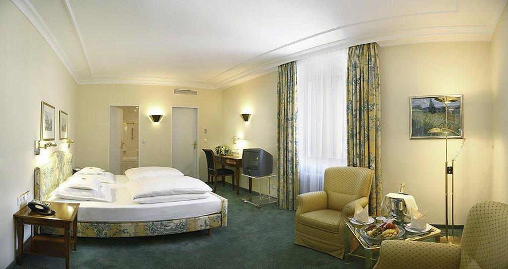 Hotel Bayerischer Hof Λιντάου Εξωτερικό φωτογραφία A typical hotel room