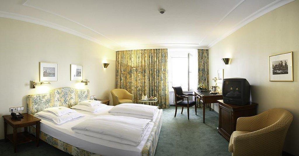 Hotel Bayerischer Hof Λιντάου Εξωτερικό φωτογραφία A typical hotel room