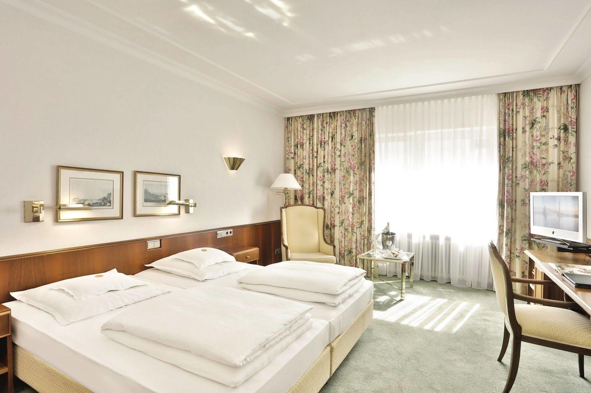 Hotel Bayerischer Hof Λιντάου Εξωτερικό φωτογραφία A typical hotel room