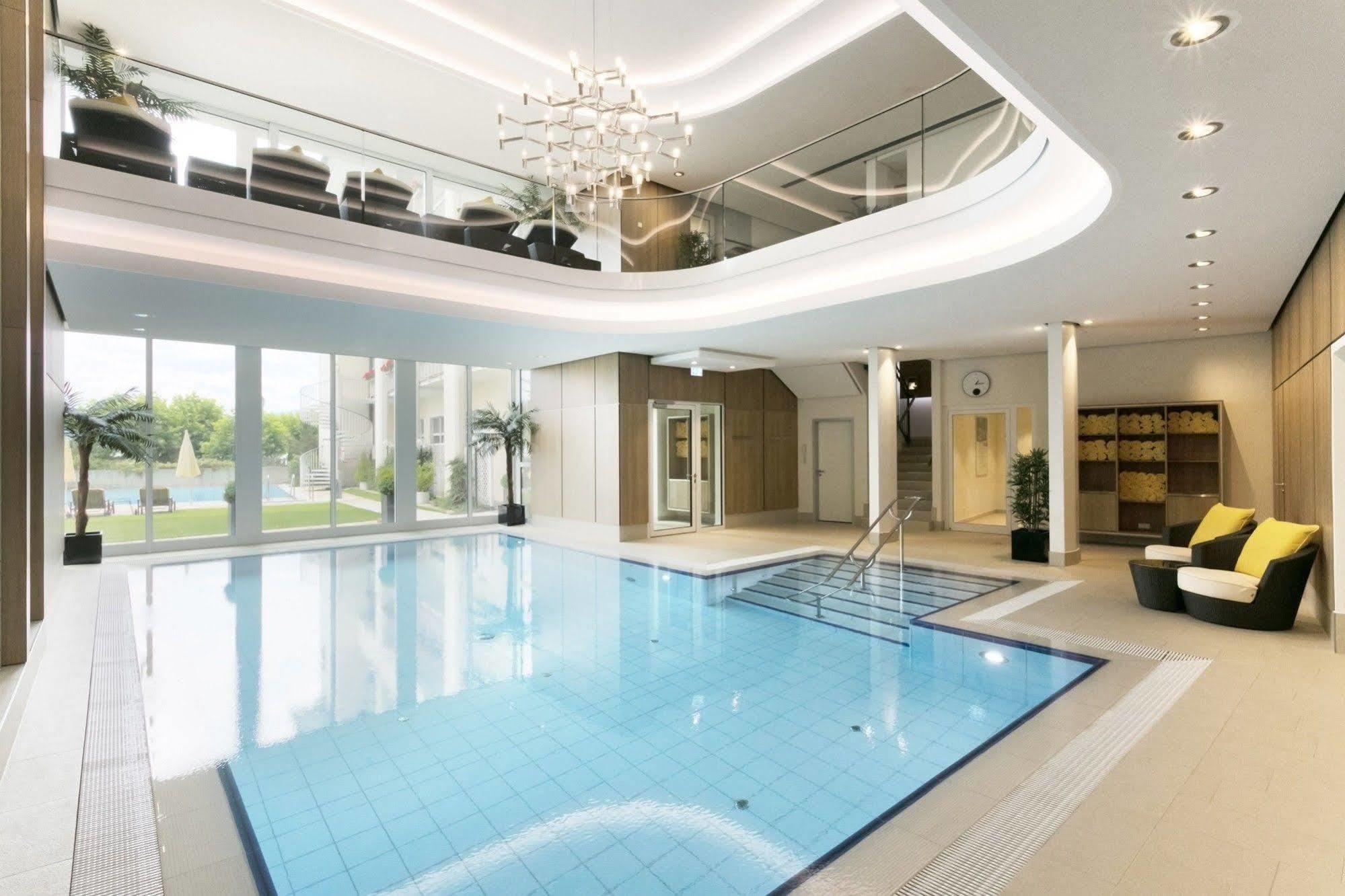 Hotel Bayerischer Hof Λιντάου Εξωτερικό φωτογραφία The swimming pool at the hotel