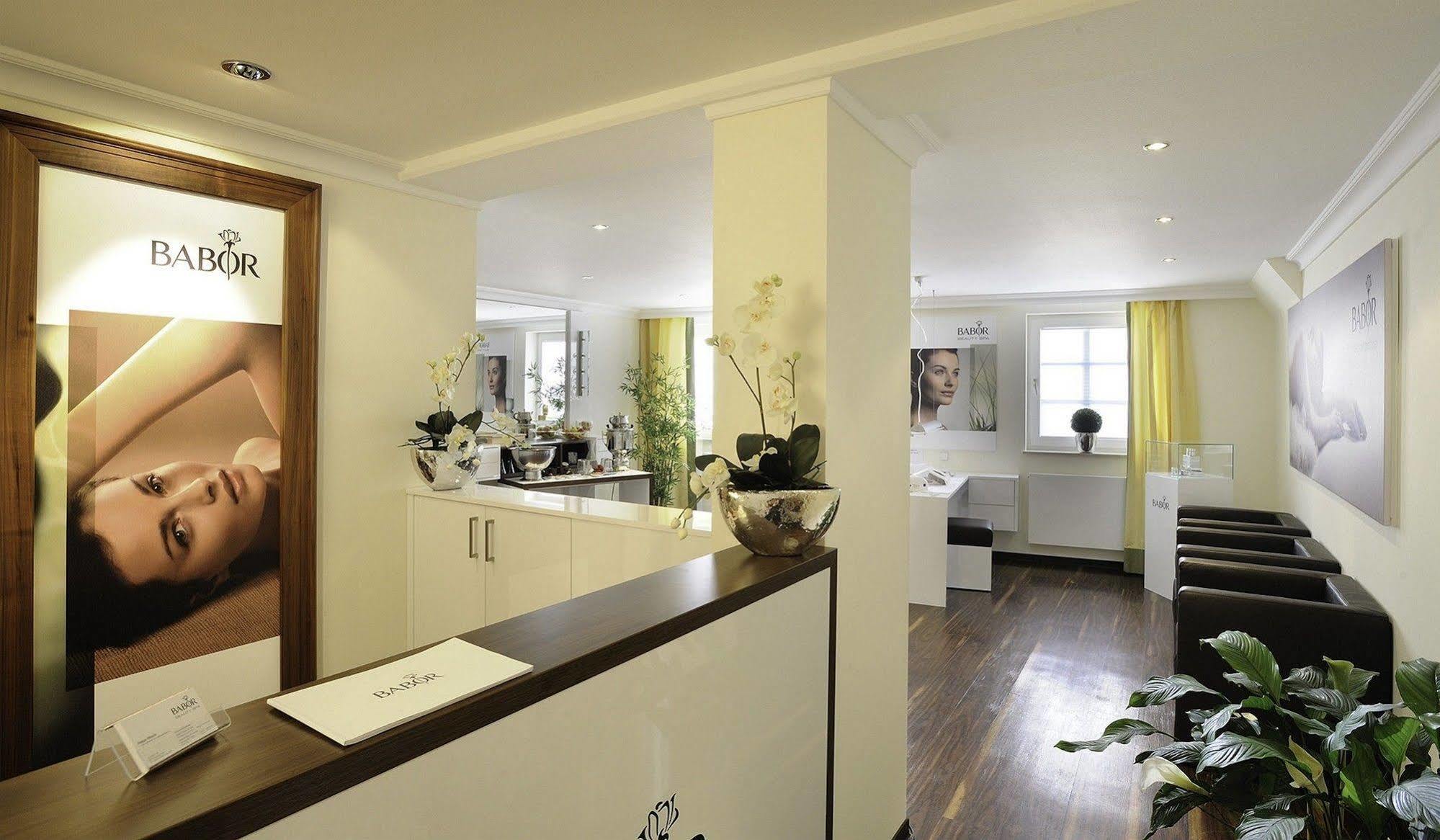 Hotel Bayerischer Hof Λιντάου Εξωτερικό φωτογραφία A typical medical practice in Germany