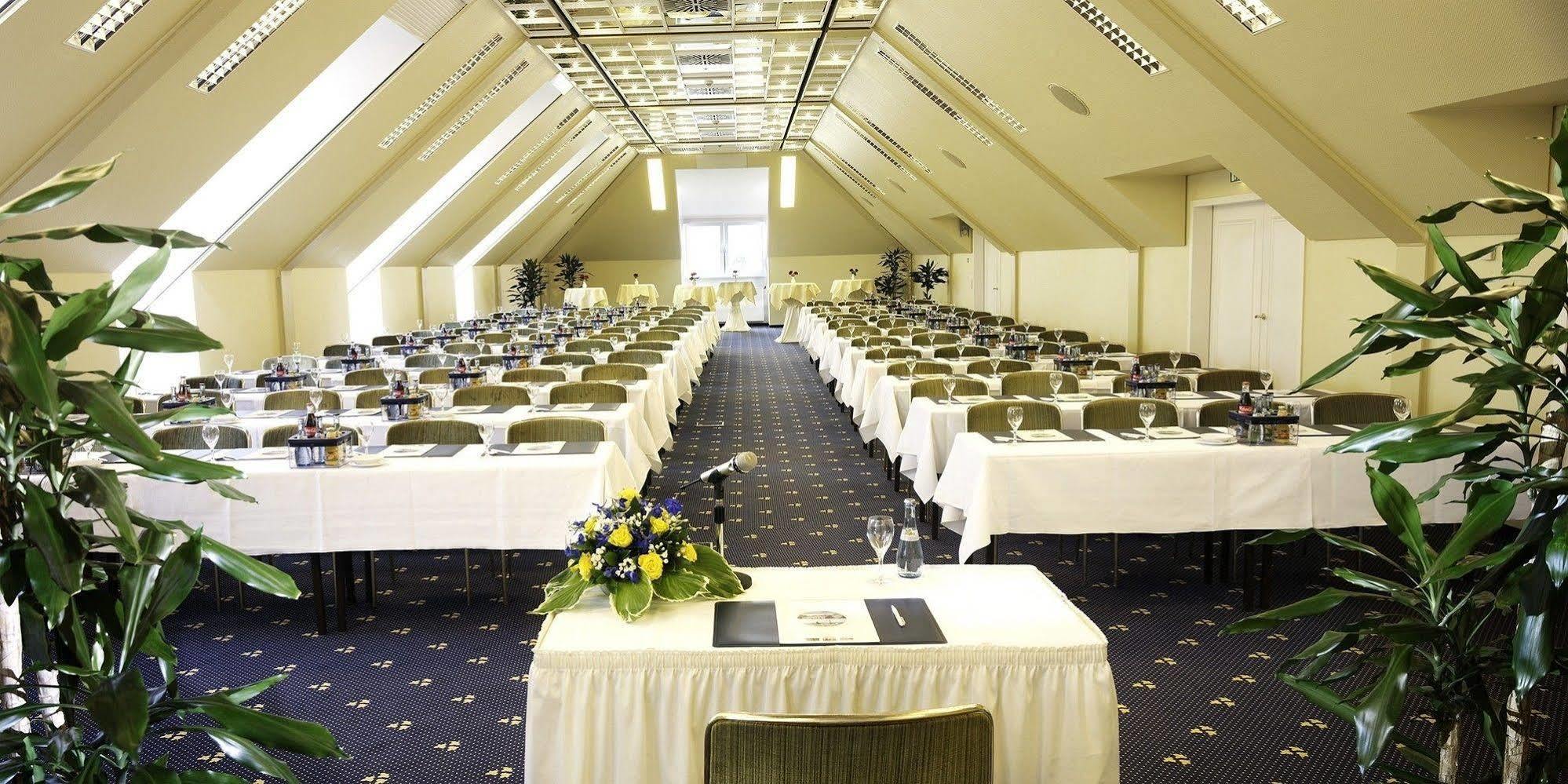 Hotel Bayerischer Hof Λιντάου Εξωτερικό φωτογραφία The conference centre