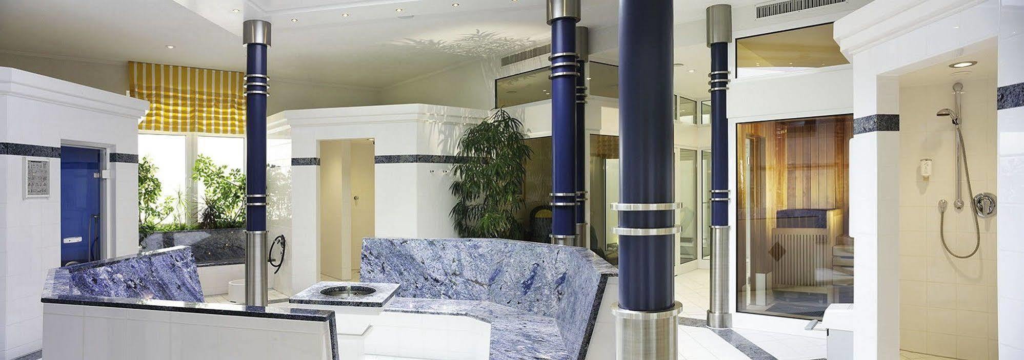 Hotel Bayerischer Hof Λιντάου Εσωτερικό φωτογραφία Stainless steel columns