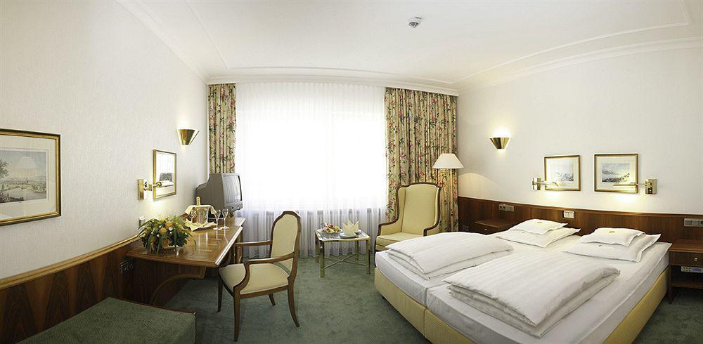 Hotel Bayerischer Hof Λιντάου Εξωτερικό φωτογραφία A typical hotel room